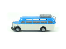 Laden Sie das Bild in den Galerie-Viewer, Brekina 1:87 Modellauto MB Bus hellblau Weiß - leicht defekt
