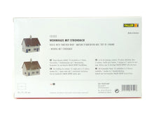 Laden Sie das Bild in den Galerie-Viewer, Faller H0 Modellbahn Bausatz Wohnhaus mit Strohdach 131322 neu OVP