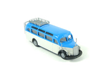 Laden Sie das Bild in den Galerie-Viewer, Brekina 1:87 Modellauto MB Bus hellblau Weiß - leicht defekt