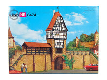 Laden Sie das Bild in den Galerie-Viewer, Kibri H0 Bausatz Wehrturm mit Stadtmauer 8474 OVP