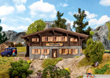 Laden Sie das Bild in den Galerie-Viewer, Faller H0 Modellbahn Bausatz Bergwachthütte 130326 neu OVP