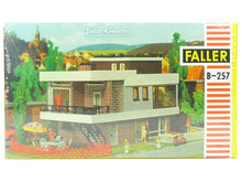 Laden Sie das Bild in den Galerie-Viewer, Faller H0 Modellbau Modernes Haus mit Flachdach B-257 109257 neu OVP