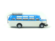 Laden Sie das Bild in den Galerie-Viewer, Brekina 1:87 Modellauto MB Bus hellblau Weiß - leicht defekt