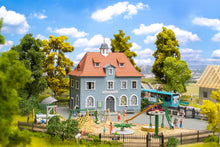 Laden Sie das Bild in den Galerie-Viewer, Faller H0 Bausatz Aktions Set Schulbeginn 190087 neu OVP