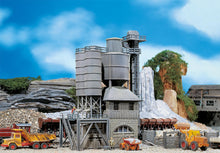 Laden Sie das Bild in den Galerie-Viewer, Faller H0 Modellbahn Bausatz Altes Betonmischwerk 191816 neu OVP