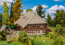 Laden Sie das Bild in den Galerie-Viewer, Faller H0 Modellbahn Bausatz Schwarzwaldhof 191834 neu OVP