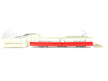 Laden Sie das Bild in den Galerie-Viewer, Wiener Stadtwerke Verkehrsbetriebe Straßenbahnmodell H0 Gelenktriebwagen Type "E/E1" OVP