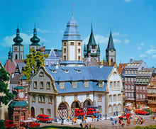 Laden Sie das Bild in den Galerie-Viewer, Faller H0 Modellbahn Bausatz Rathaus mit Feuerwache 191835 neu OVP