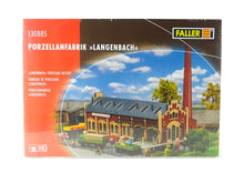 Laden Sie das Bild in den Galerie-Viewer, Bausatz Modellbau Porzellanfabrik Langenbach, Faller H0 130885, neu
