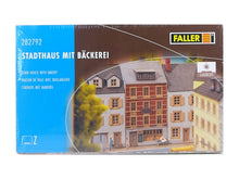 Laden Sie das Bild in den Galerie-Viewer, Modellbau Bausatz Stadthaus mit Bäckerei Faller Z 282792 neu