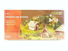 Laden Sie das Bild in den Galerie-Viewer, Bausatz Modellbau Hofkapelle und Backhaus, Faller H0 130571, neu