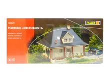 Laden Sie das Bild in den Galerie-Viewer, Bausatz Pfarrhaus Kirchstraße 3, Faller H0 130681, neu