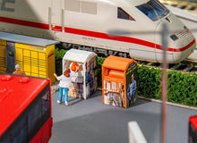 Laden Sie das Bild in den Galerie-Viewer, Modellbau Bausatz 4 Altkleidercontainer, Faller H0 180341 neu