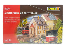 Laden Sie das Bild in den Galerie-Viewer, Modellbahn Bausatz Altstadthaus mit Zaun, Faller H0 130692 neu OVP
