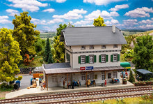 Laden Sie das Bild in den Galerie-Viewer, Bausatz Bahnhof Bever, Faller H0 110142, neu