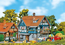 Laden Sie das Bild in den Galerie-Viewer, Modellbahn Modellbau Ländliches Fachwerkhaus, Faller H0 130275 neu OVP