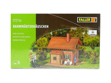 Laden Sie das Bild in den Galerie-Viewer, Modellbau Bausatz Bahnwärterhäuschen, Faller N 222156 neu OVP