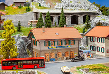 Laden Sie das Bild in den Galerie-Viewer, Bausatz Modellbau Wohnhaus mit Dorfladen, Faller H0 130595, neu