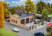 Laden Sie das Bild in den Galerie-Viewer, Modellbahn Bausatz Werkstatt Blechnerei, Faller H0 131382 neu, OVP