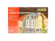 Laden Sie das Bild in den Galerie-Viewer, Bausatz Modellbau Stadthaus mit Reparaturwerkstatt, Faller H0 130705, neu