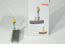 Laden Sie das Bild in den Galerie-Viewer, Märklin H0 70361, Vorsignal mit stellbarer Scheibe, mfx, DCC, neu, OVP