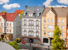 Laden Sie das Bild in den Galerie-Viewer, Bausatz Modellbau Stadthaus mit Reparaturwerkstatt, Faller H0 130705, neu