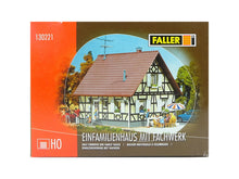 Laden Sie das Bild in den Galerie-Viewer, Modellbahn Haus Einfamilienhaus mit Fachwerk, Faller H0 130221 neu OVP