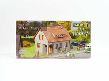 Laden Sie das Bild in den Galerie-Viewer, Modelleisenbahn Bausatz Einfamilienhaus, Faller H0 131364 neu, OVP