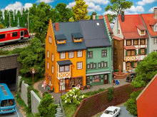 Laden Sie das Bild in den Galerie-Viewer, Bausatz 2 Reihenendhäuser Kleinstadt, Faller H0 130710, neu