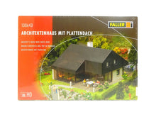 Laden Sie das Bild in den Galerie-Viewer, Bausatz Modellbau Architektenhaus mit Plattendach, Faller H0 130643, neu