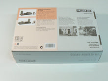 Laden Sie das Bild in den Galerie-Viewer, Modellbau Bausatz Öllager mit Dieseltankstelle und Ölkran, Faller H0 120157 neu