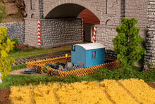 Laden Sie das Bild in den Galerie-Viewer, Modellbahn Bausatz Schrebergarten mit Figuren, Faller H0 190090 neu