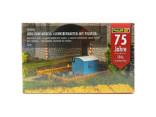 Laden Sie das Bild in den Galerie-Viewer, Modellbahn Bausatz Schrebergarten mit Figuren, Faller H0 190090 neu