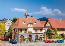 Laden Sie das Bild in den Galerie-Viewer, Bausatz Romantisches Rathaus, Faller H0 131540, neu