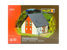 Laden Sie das Bild in den Galerie-Viewer, Modellbahn Haus Einfamilienhaus, Faller H0 130315 neu OVP