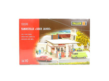 Laden Sie das Bild in den Galerie-Viewer, Bausatz Modellbau Tankstelle 50er Jahre, Faller H0 130590, neu