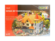 Laden Sie das Bild in den Galerie-Viewer, Modellbau Bausatz Rathaus mit Feuerwehrgarage, Faller H0 130649, neu