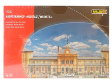 Laden Sie das Bild in den Galerie-Viewer, Modellbahn Bausatz Hauptbahnhof Neustadt, Faller H0 110132 neu OVP
