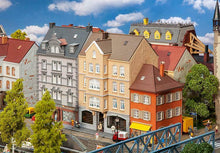 Laden Sie das Bild in den Galerie-Viewer, Bausatz Stadthaus mit Schuhladen, Faller H0 130706 neu