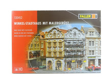 Laden Sie das Bild in den Galerie-Viewer, Modellbahn Bausatz Winkel-Stadthaus mit Malergerüst, Faller H0 130452 neu