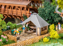 Laden Sie das Bild in den Galerie-Viewer, Modellbau Bausatz Grillhütte, Faller H0 180311 neu