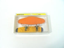 Laden Sie das Bild in den Galerie-Viewer, Modellbau Figuren 2 Paraglider handbemalt, Noch H0 15886 neu, OVP