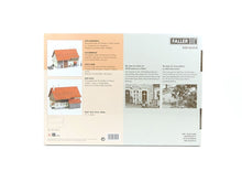 Laden Sie das Bild in den Galerie-Viewer, Bausatz Modellbau Altes Bauernhaus, Faller H0 130558, neu