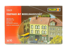 Laden Sie das Bild in den Galerie-Viewer, Modellbau Bausatz Stadthaus mit Modellbaugeschäft, Faller H0 130628 neu