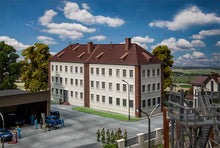 Laden Sie das Bild in den Galerie-Viewer, Bausatz Modellbau Mannschaftsgebäude, Faller H0 144101, neu