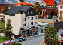 Laden Sie das Bild in den Galerie-Viewer, Modellbau Bausatz Ärztehaus, Faller H0 130654, neu