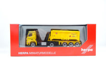 Laden Sie das Bild in den Galerie-Viewer, Herpa H0 310345, Mercedes Arocs Schmitz Absetzkipper-Sattelzug Leonhard Weiss, neu, OVP