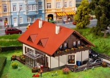 Laden Sie das Bild in den Galerie-Viewer, Bausatz Doppelhaus Moosgrund, Faller H0 131549, neu