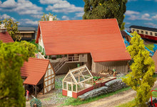 Laden Sie das Bild in den Galerie-Viewer, Bausatz Modellbau Großes Bauernhaus, Faller H0 191744, neu