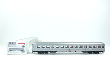 Laden Sie das Bild in den Galerie-Viewer, Personenwagen Silberling 2. Klasse DB, Märklin H0 43897 neu, OVP